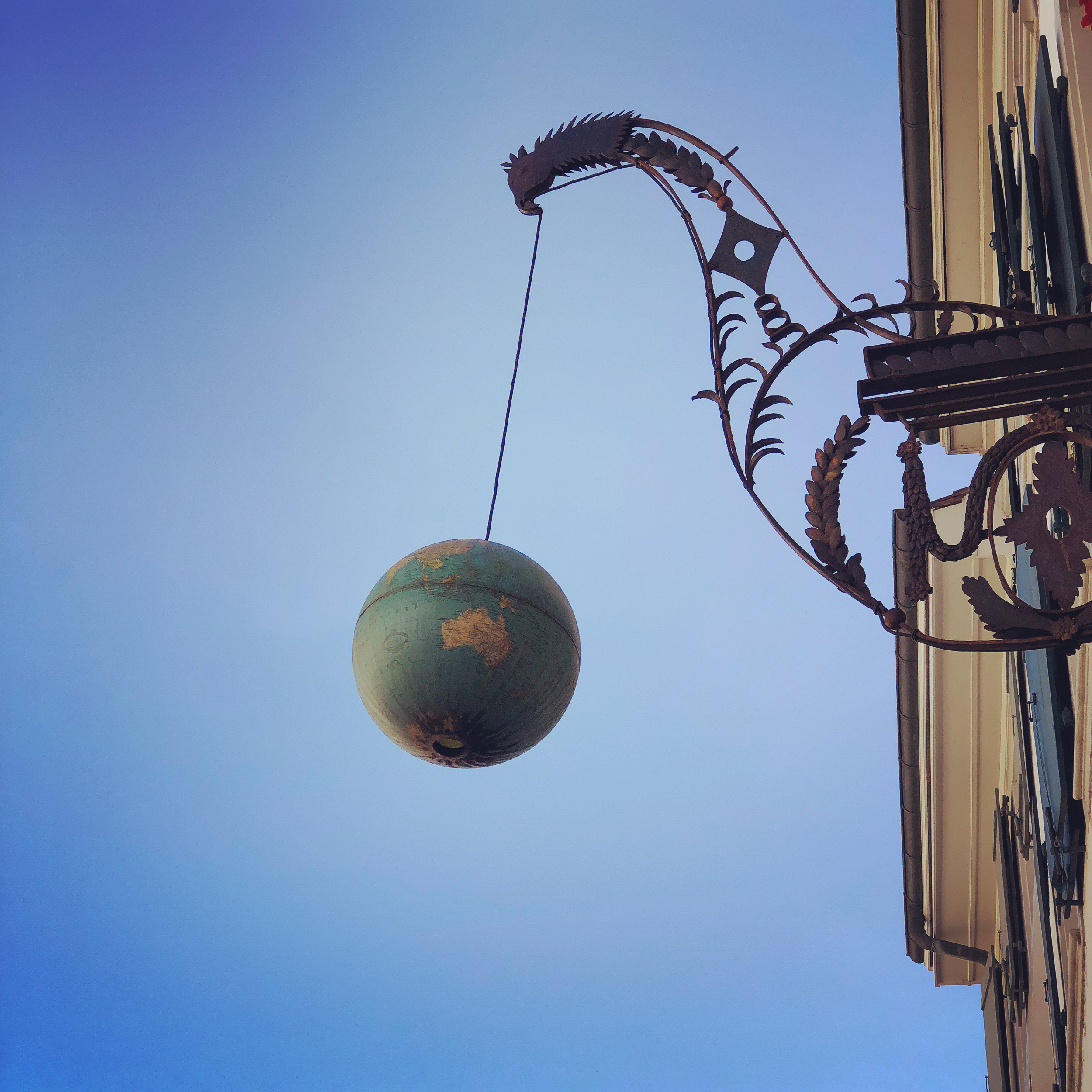 Swinging globe